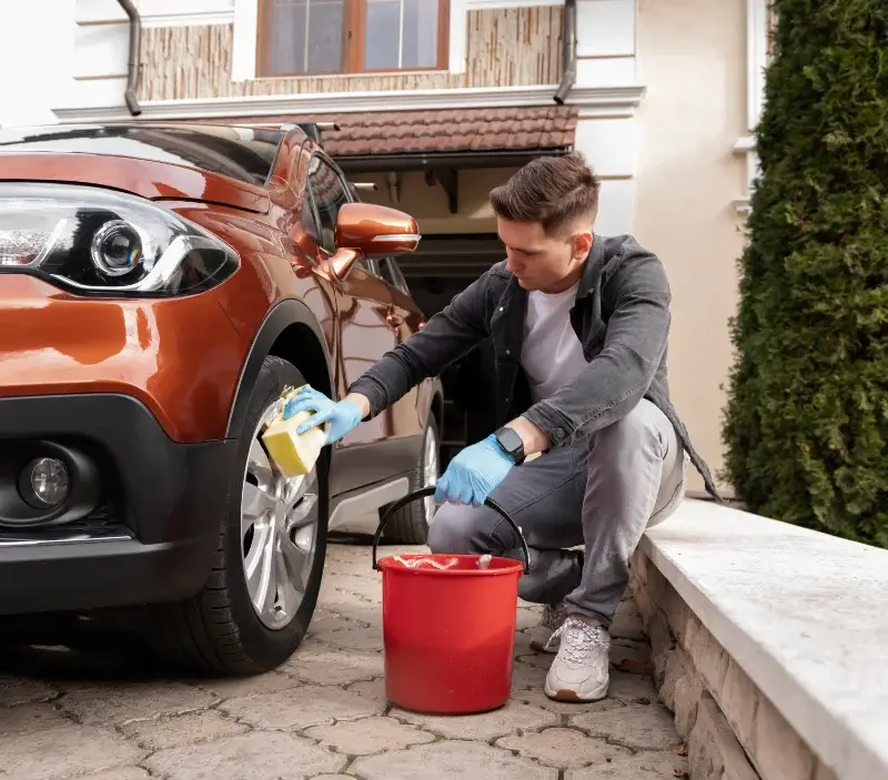 Lavage auto à domicile Prévessin-Moëns : professionnel intervenant sur un véhicule